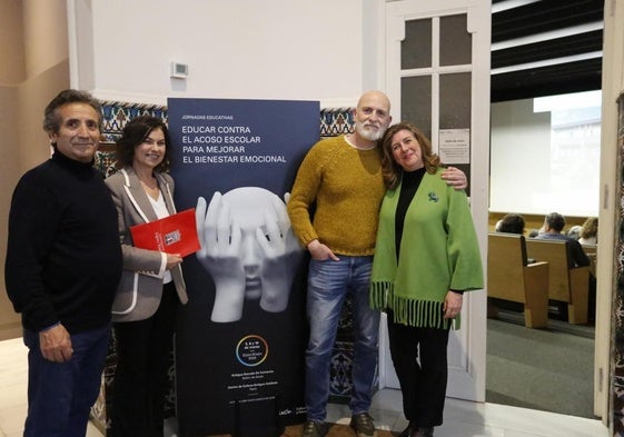 Andrés gonzález, creador del programa TEI; Montserrat López Moro, concejala de Cultura; el escritor Alejandro Palomas y la maestra del colegio Clarín Carmen Aller en las jornadas sobre el acoso escolar en la Escuela de Comercio de Gijón.