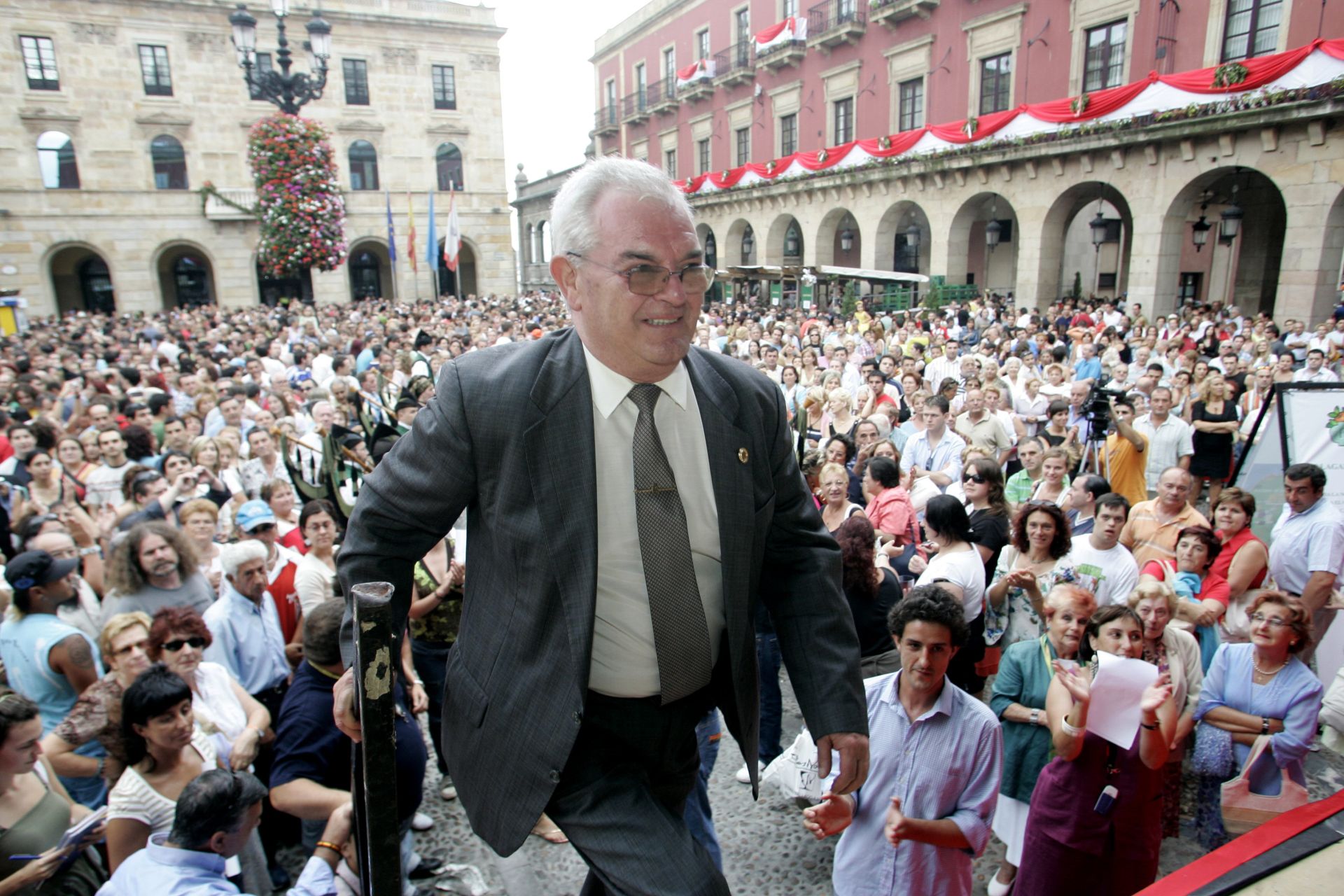 Mariano Norniella, subiendo a recoger el Tonel de Oro y el Elogio de Oro obtenidos en el Festival de la Sidra de Natural, en 2006.