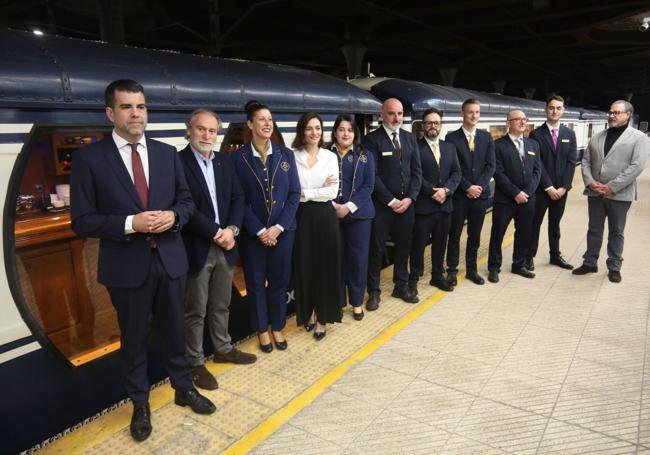 Gonzalo Pastor, a la izquierda, acompañado del equipo de trenes turísticos de Renfe.