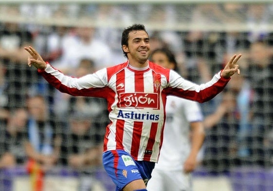 Miguel de las Cuevas, el 2 de abril de 2011, celebrando su gol en el Bernabéu.