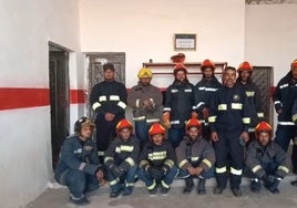 Bomberos saharauis con el material donado por el Ayuntamiento de Gijón.