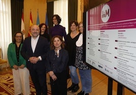 Emma Gonzalez, integrante Fundación Mujeres, Ana Vidal; trabajadora social en departamento de Prmocion de la Salud: Montserrat Gómez, jefa departamento Promoción de la Salud; Teresa Álvarez, jefa división promoción social, la concejala del Psoe Natalia González; el concejal de Servicios Sociales, Guzmán Pendás y la concejala del Psoe Carmen Eva Pérez durante la presentación.