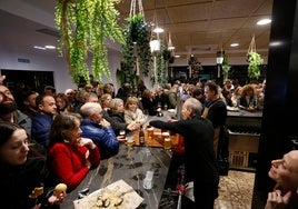 Asistentes a la reapertura del restaurante-merendero en la nueva barra del establecimiento.