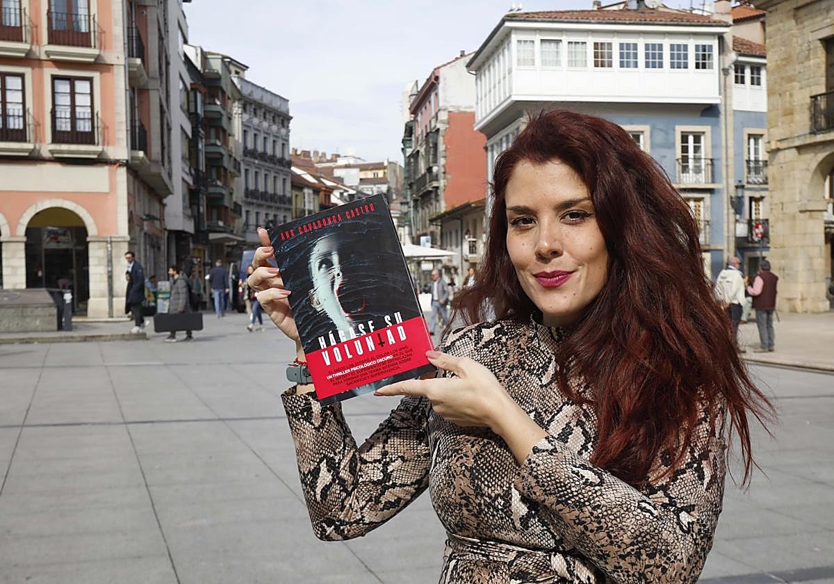 Ana Covadonga Castro, en una de las localizaciones de su novela.