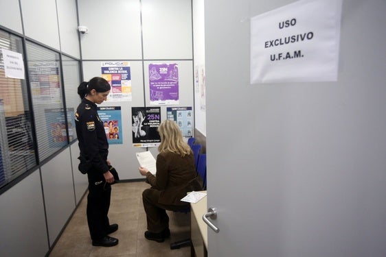 La oficial Elia Arenas, junto a una mujer en la sala de espera de la UFAM, en el cuartel de Buenavista.