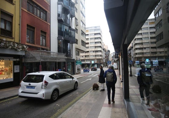 La calle Covadonga, abierta al tráfico.