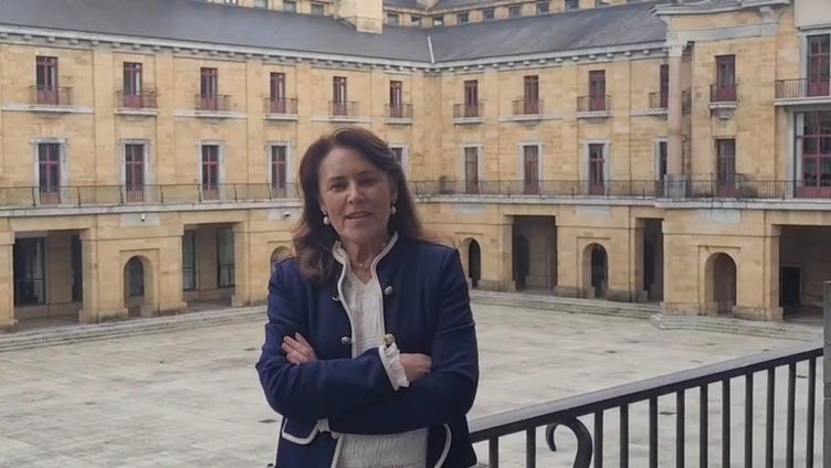 Cristina López Duarte, decana de la facultad Jovellanos, felicita a EL COMERCIO