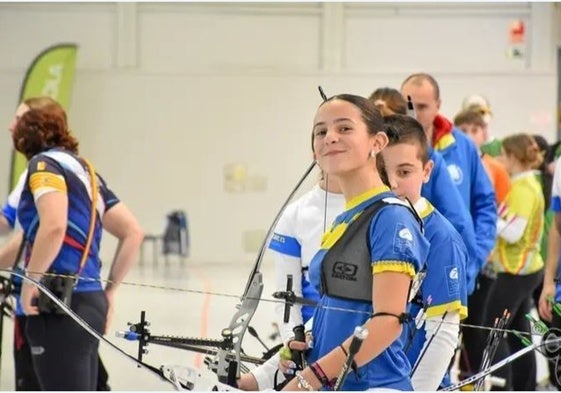 Alana Romero, con su arco, durante la competición.