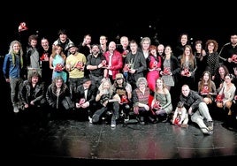 Foto de familia de todos los galardonados en la gala de los AMAS.