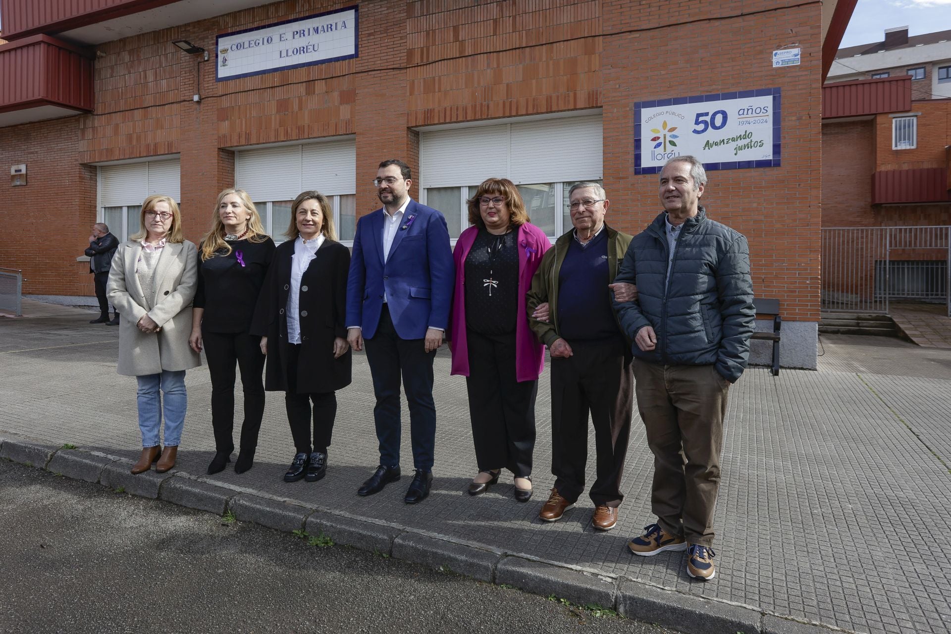 Imagen principal - El Colegio Lloréu de Gijón celebra el medio siglo con el lazo morado como emblema