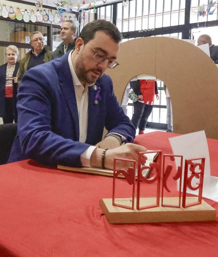 Imagen secundaria 2 - El Colegio Lloréu de Gijón celebra el medio siglo con el lazo morado como emblema