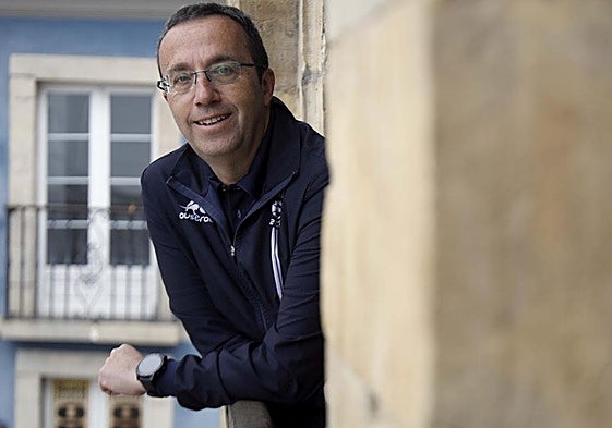 Jorge García, impulsor del Duatlón de Avilés, en el Ayuntamiento.