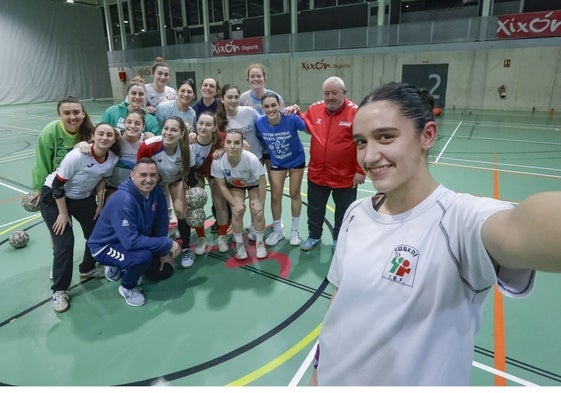 La capitana Saray hace un selfi a la plantilla y cuerpo técnico del Gijón Balonmano, en el pabellón de La Tejerona.