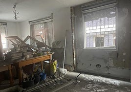 El salón del piso de la madre de Avelino Suárez, lleno de cascotes y cristales rotos