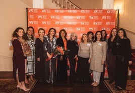 De izda a derecha: Sofía Perea, Patricia Giraldo, Carmen Garcia Oca, Lucía Regales, la embajadora de España en Washington Angeles Moreno Bau, Victoria Benatar, Natalia Izquierdo, Elena Matsura, Claudia Marmolejo, Claudia Torrens, Laura Salvan y Julia Herbera.