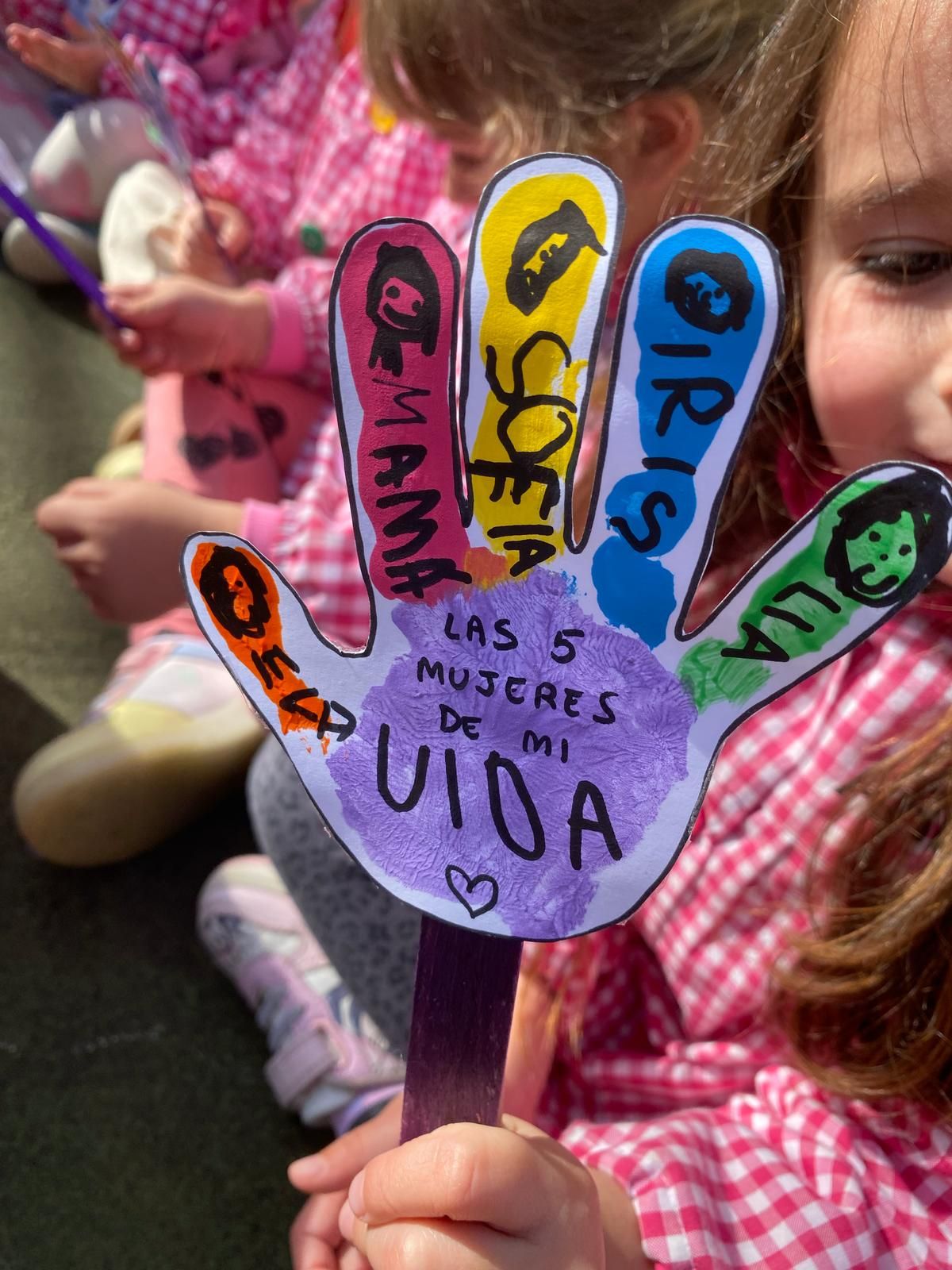 Los colegios de Gijón se vuelcan con el 8M