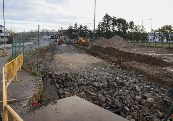 Movimientos de tierras para la construcción del nuevo trazado, junto al vial que será demolido.