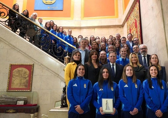 El alcalde, en el centro, con las jugadores del Real Oviedo Femenino y otros representantes municipales y del club.