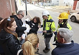 Los vecinos de las viviendas más afectadas de la calle Ramón y Cajal junto a uno de los técnicos municipales, a la espera del permiso para entrar en sus casas.
