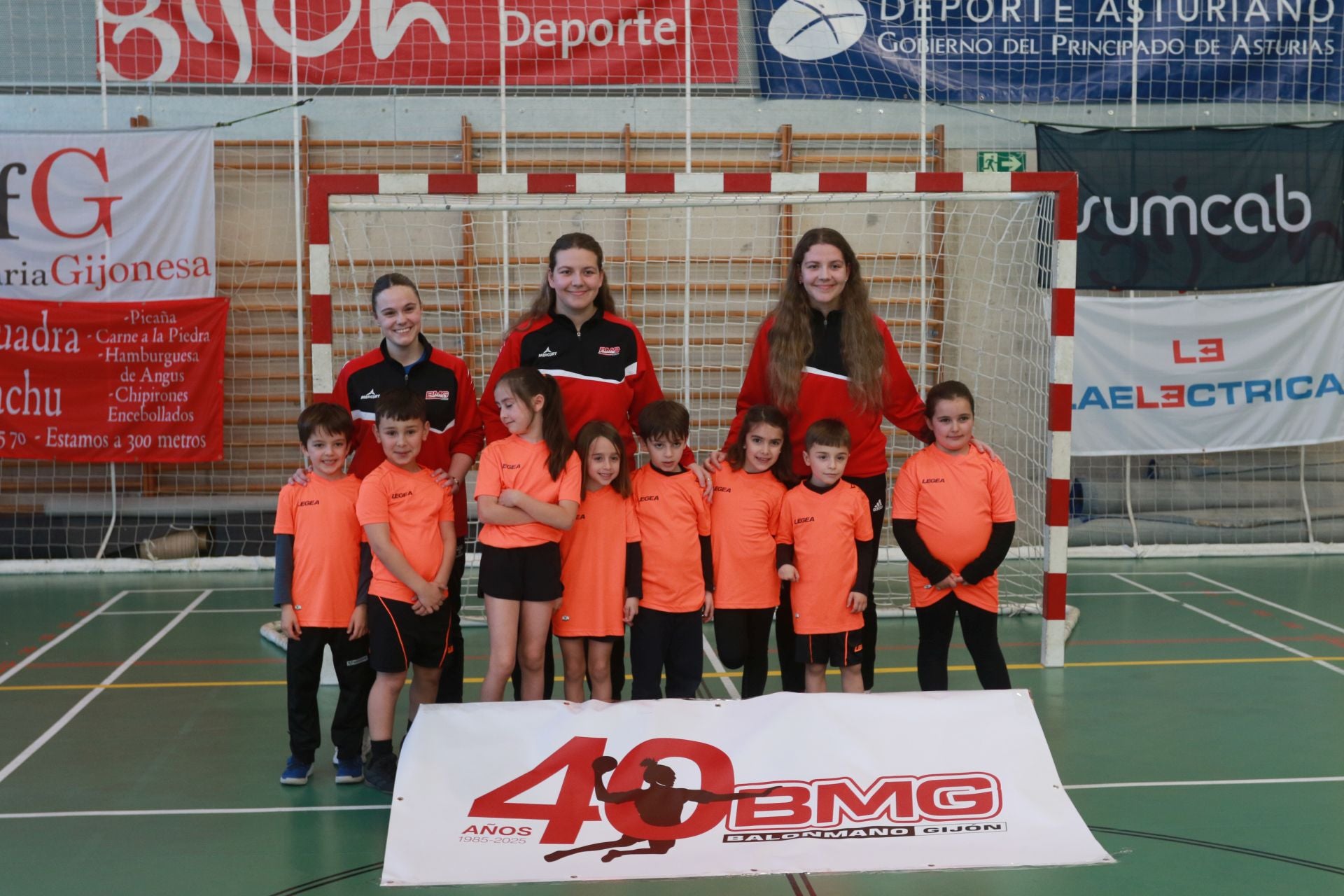 El Balonmano Gijón exhibe el poder de su cantera