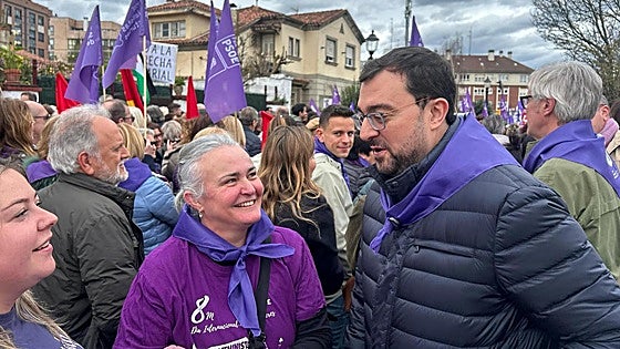 Adrián Barbón, en la manifestación feminista: «La igualdad no es la derrota de los hombres, es el triunfo del conjunto de la sociedad»