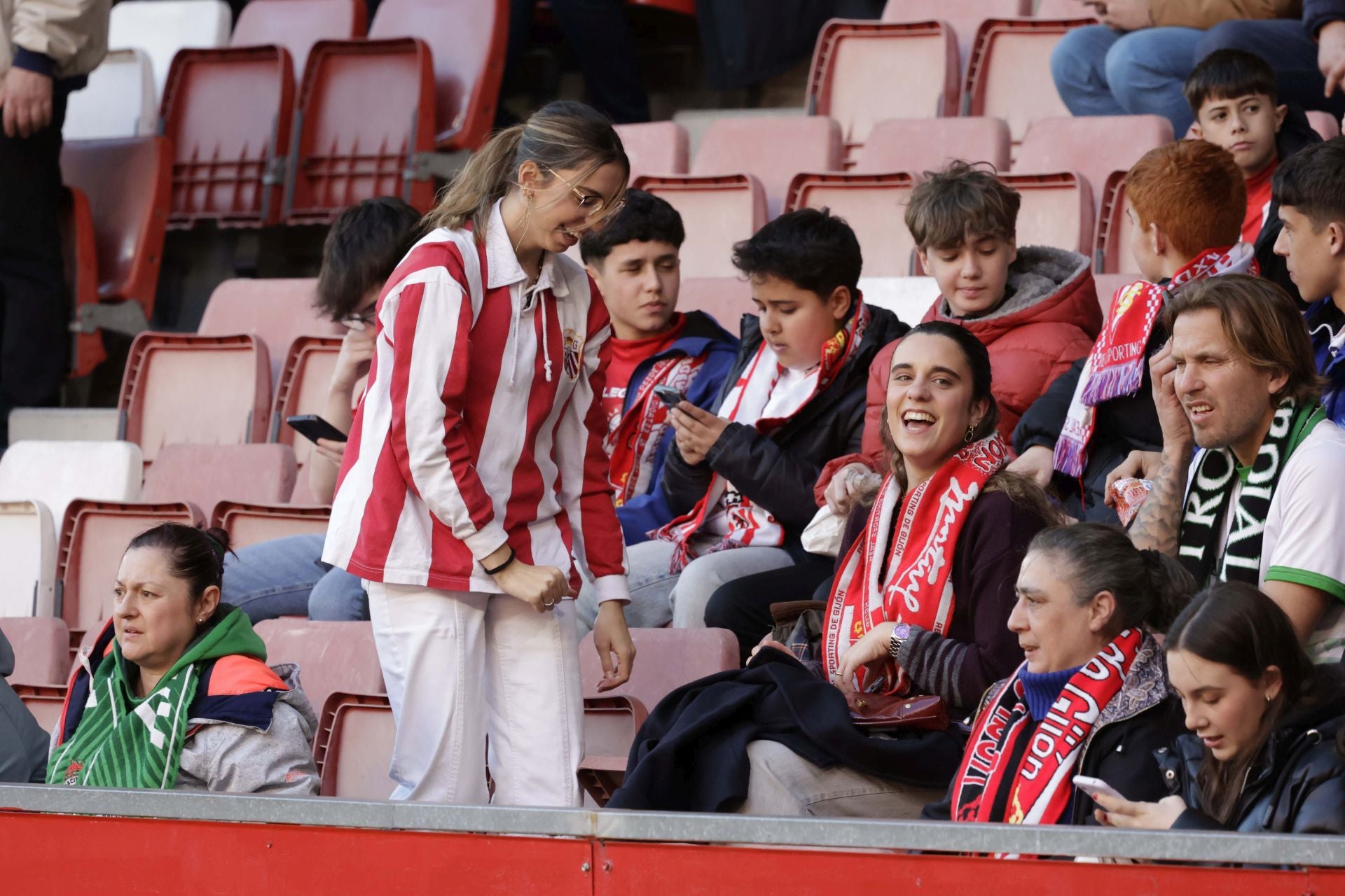 Fotos: ¿Estuviste en el Sporting-Racing en El Molinón? ¡Búscate!