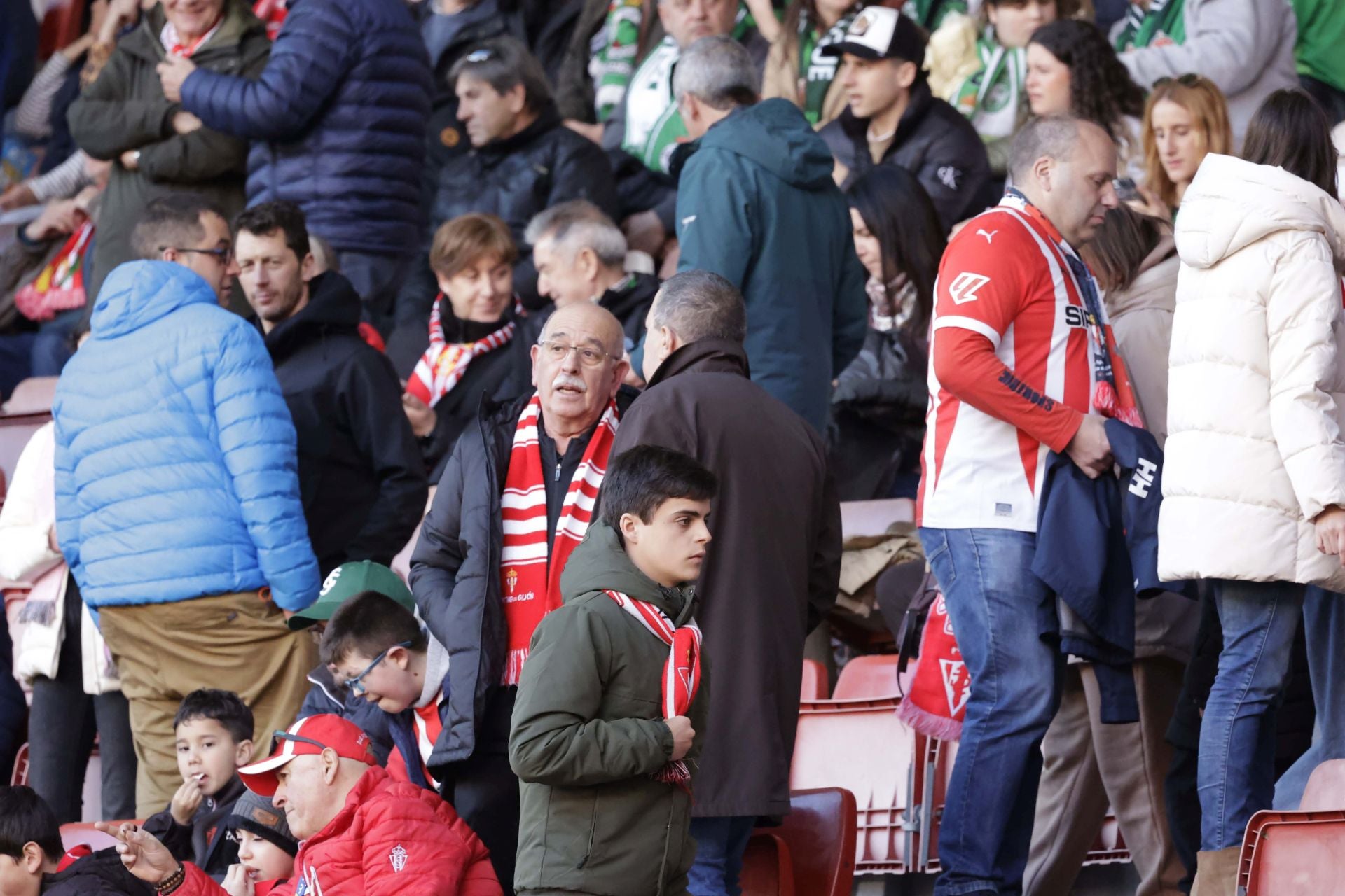 Fotos: ¿Estuviste en el Sporting-Racing en El Molinón? ¡Búscate!