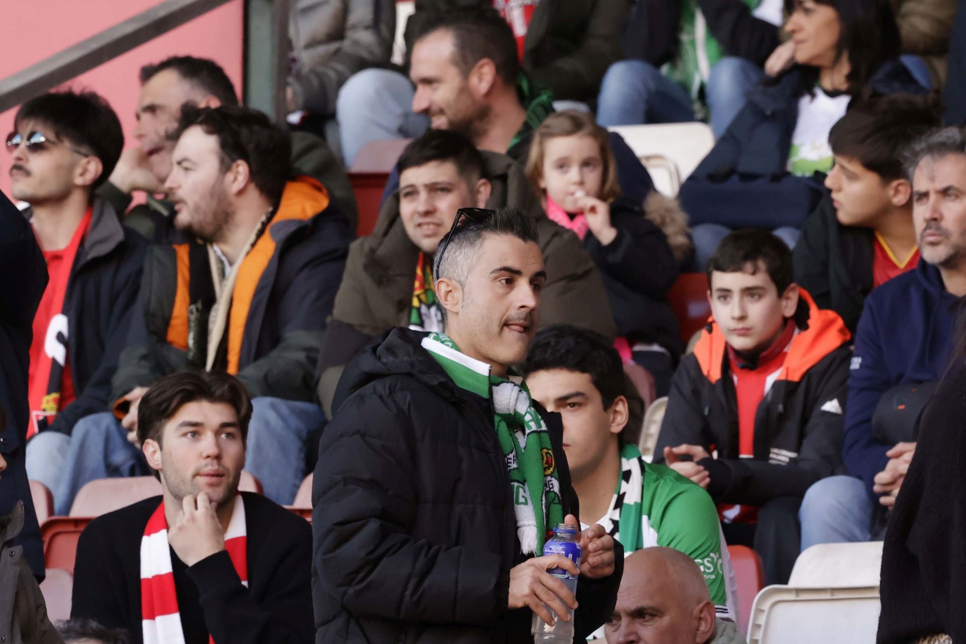 Fotos: ¿Estuviste en el Sporting-Racing en El Molinón? ¡Búscate!