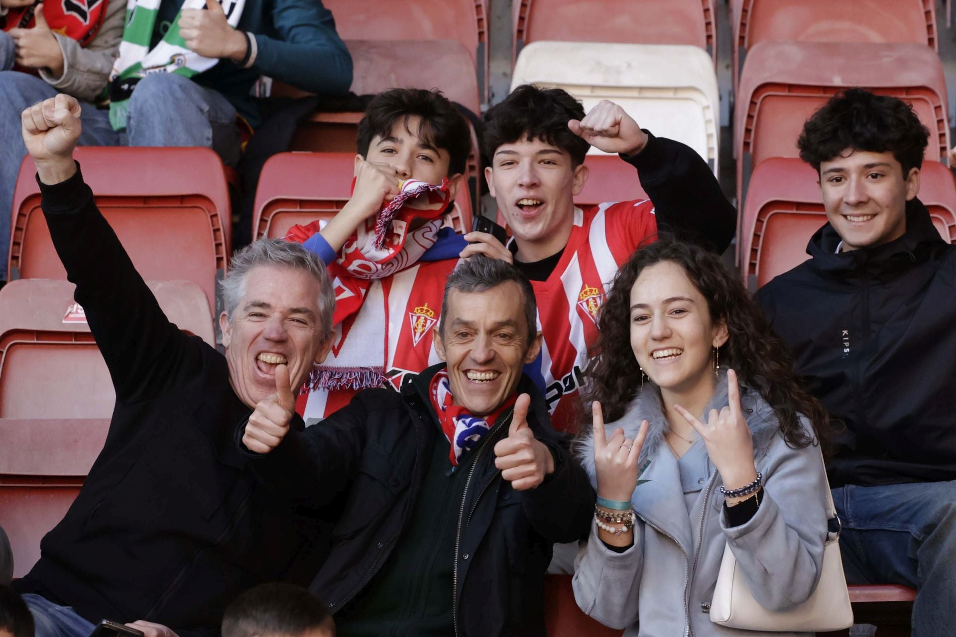 Fotos: ¿Estuviste en el Sporting-Racing en El Molinón? ¡Búscate!