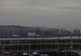 Contaminación ambiental sobre el Puerto de Gijón, en una imagen de archivo