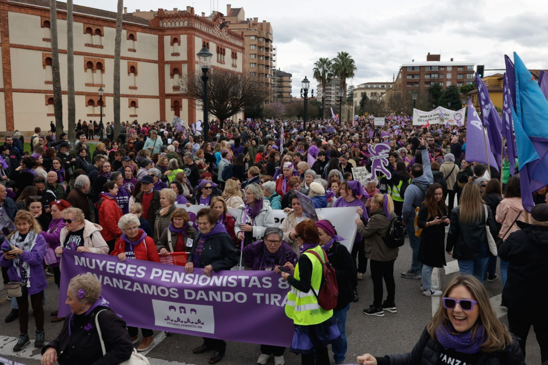 Asturias «respira lucha»: las fotos de la manifestación del 8M en Gijón