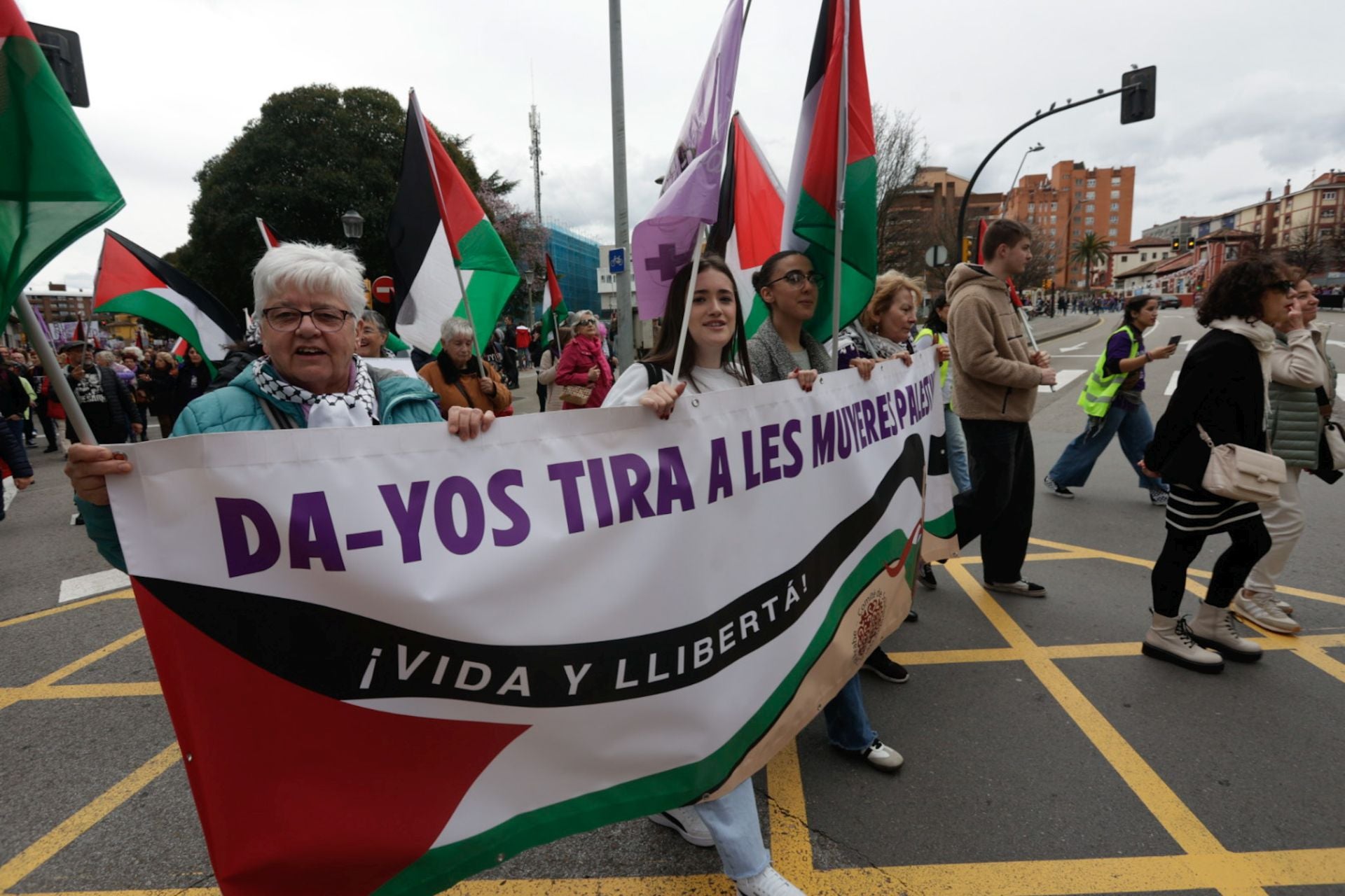 Asturias «respira lucha»: las fotos de la manifestación del 8M en Gijón