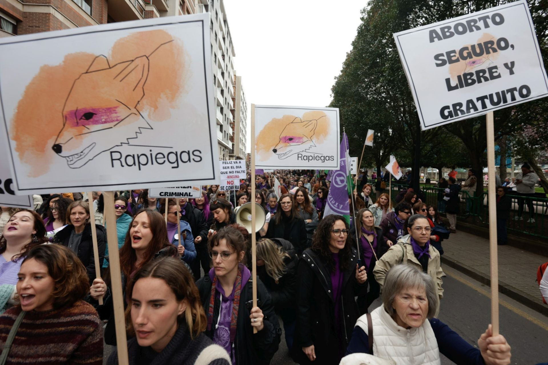 Asturias «respira lucha»: las fotos de la manifestación del 8M en Gijón