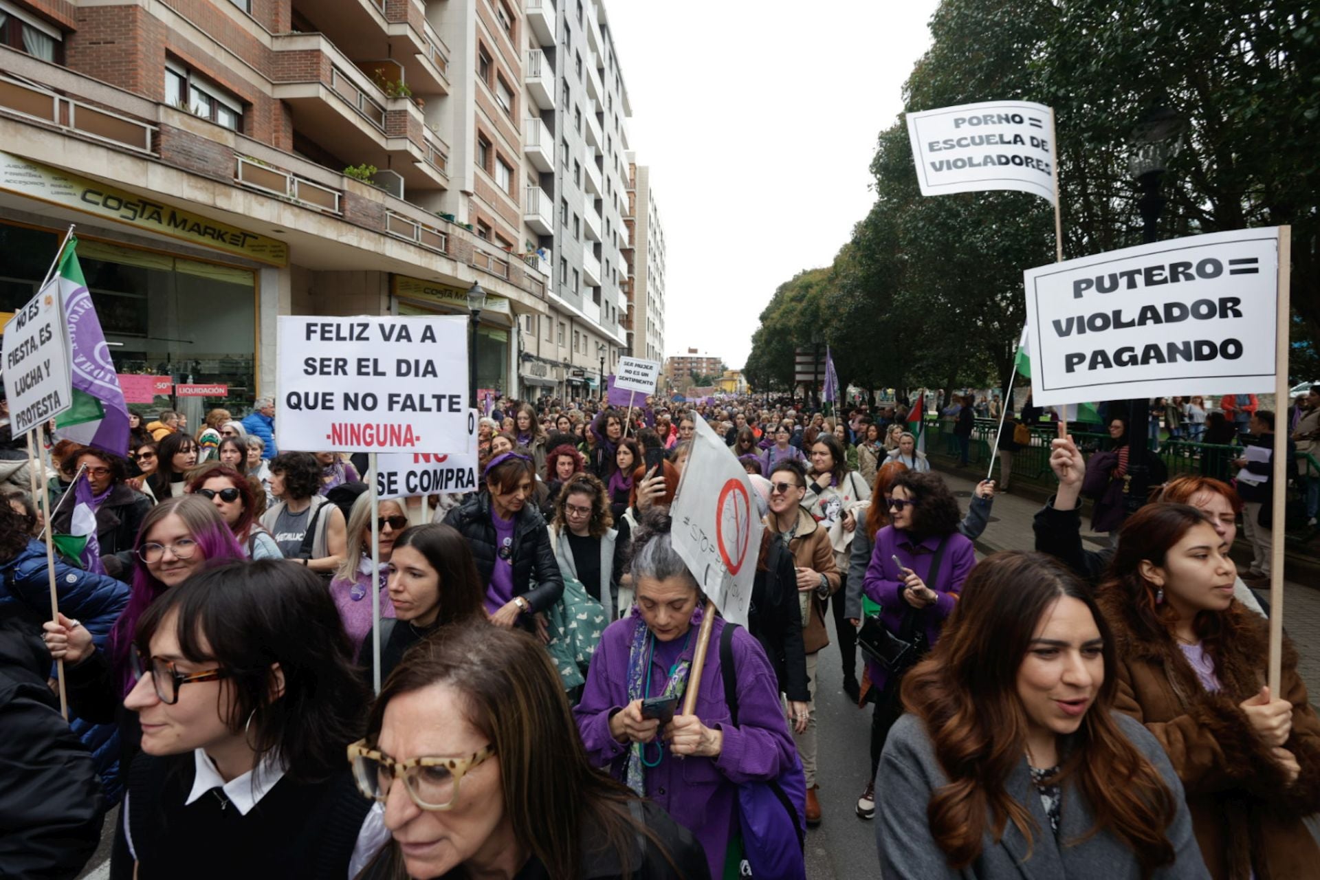 Asturias «respira lucha»: las fotos de la manifestación del 8M en Gijón