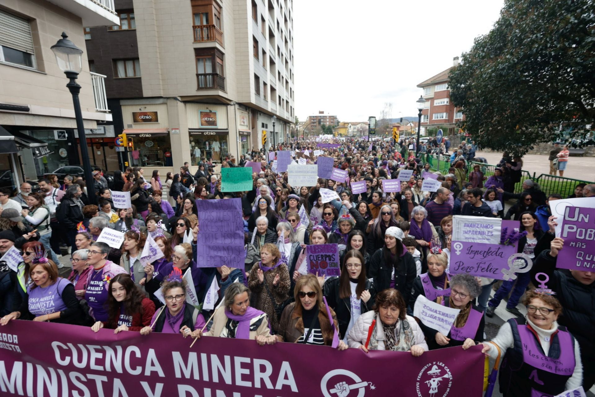 Asturias «respira lucha»: las fotos de la manifestación del 8M en Gijón