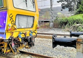El Entrego. Locomotora de ancho métrico, con un enganche central que no puede coincidir con los dos contratopes