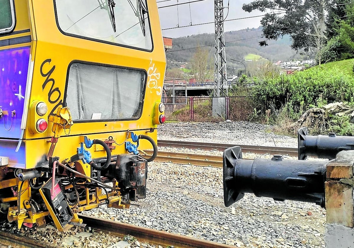 El Entrego. Locomotora de ancho métrico, con un enganche central que no puede coincidir con los dos contratopes
