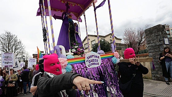 Una 'Santina queer' desfila en el 8M de Asturias y desata la polémica