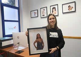 Ana Fernández, presidenta de Apaci, posa junto la foto de Ángela, asociada con cardiopatía.