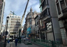 Grúa de grandes dimensiones que mantuvo cortada al tráfico la calle los Moros desde primera hora de la mañana.