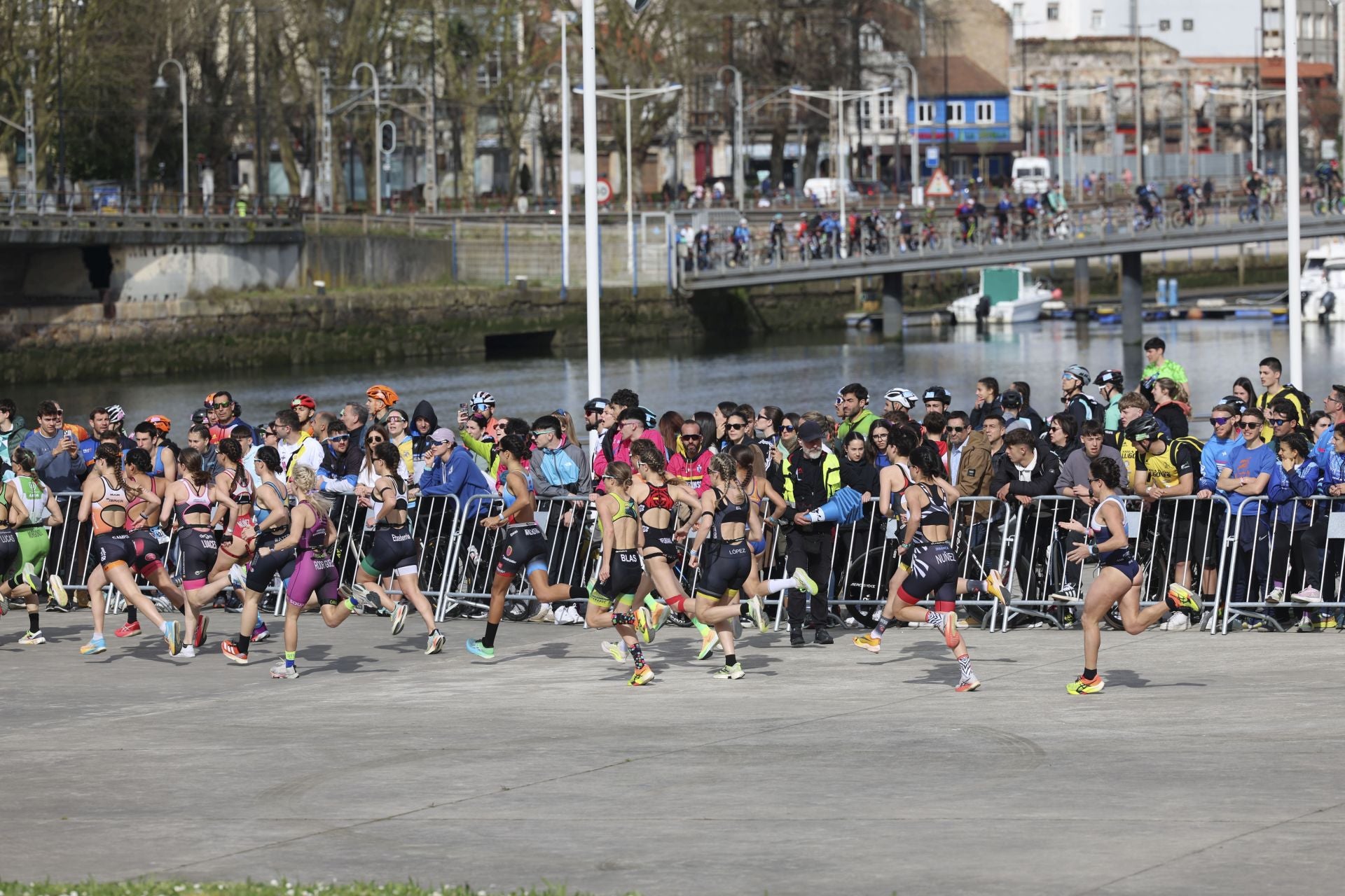 Avilés se llena de duatletas: las fotos de la competición