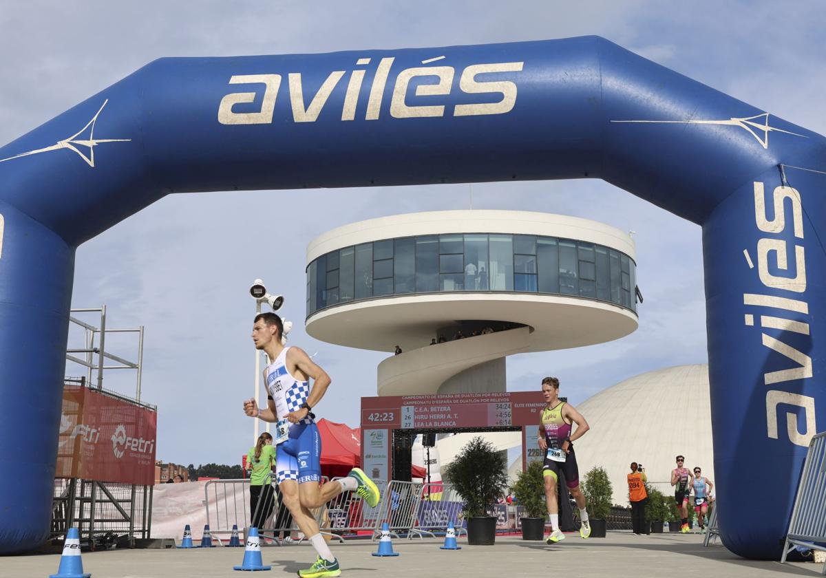 Avilés se llena de duatletas: las fotos de la competición