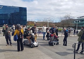 Policías locales asisten a la mujer que sufrió la caída por las escaleras en la avenida del Doctor Fléming.