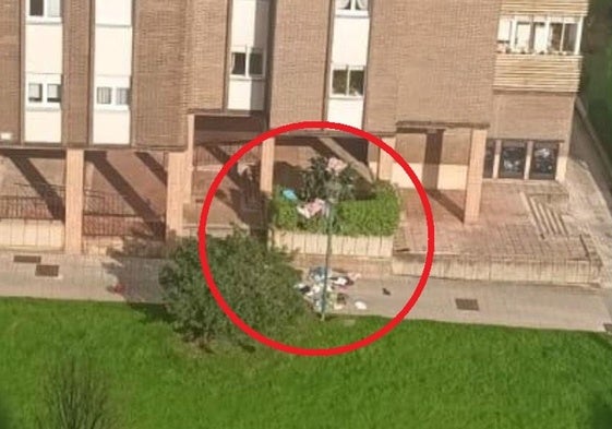 En en círculo, la ropa y los enseres tirados a la calle.