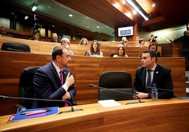 Adrián Barbón y Guillermo Peláez, en la Junta General.