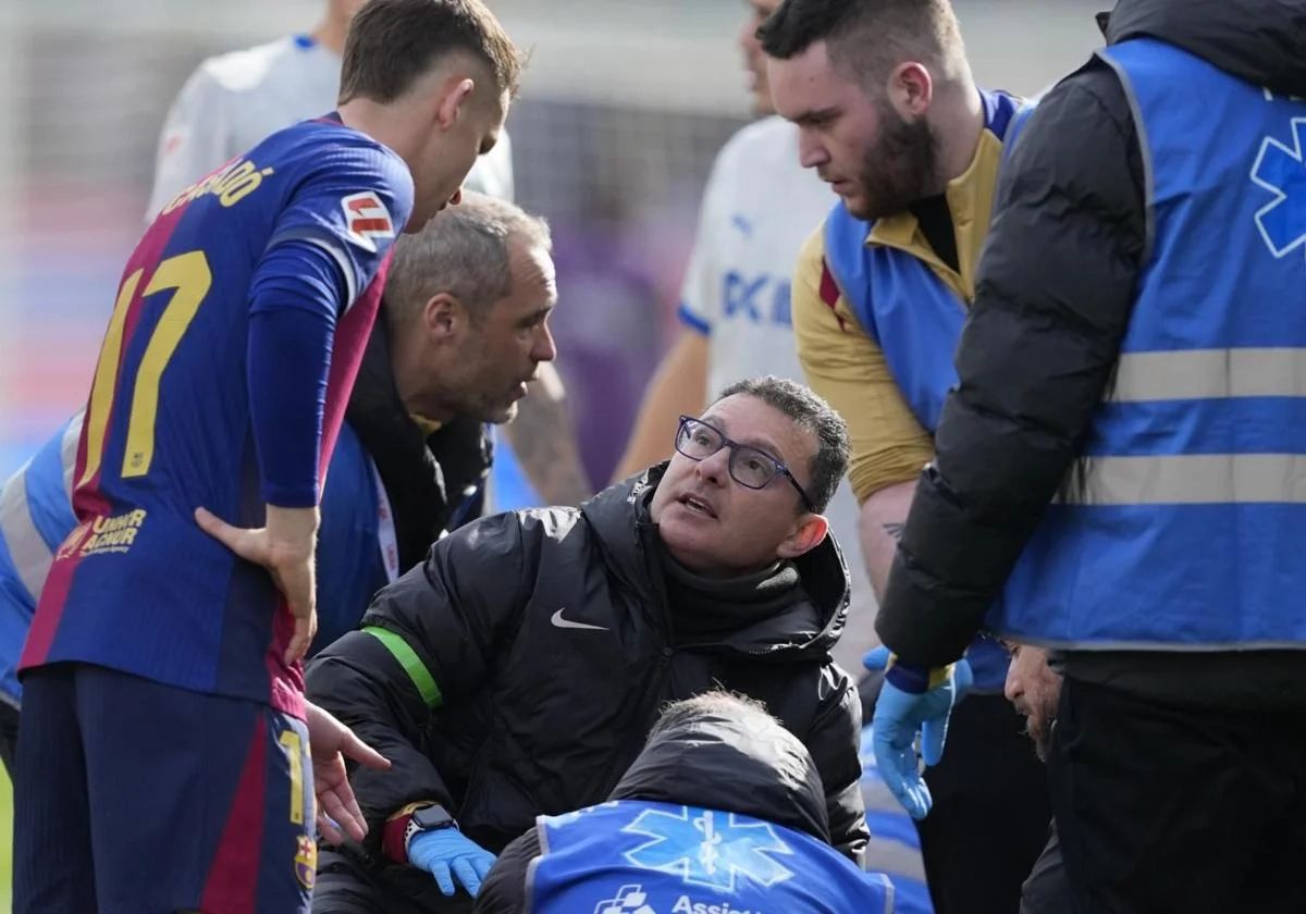 Miñarro atendiendo a Gavi en el partido de Liga que enfrentó al Barça y al Alavés.