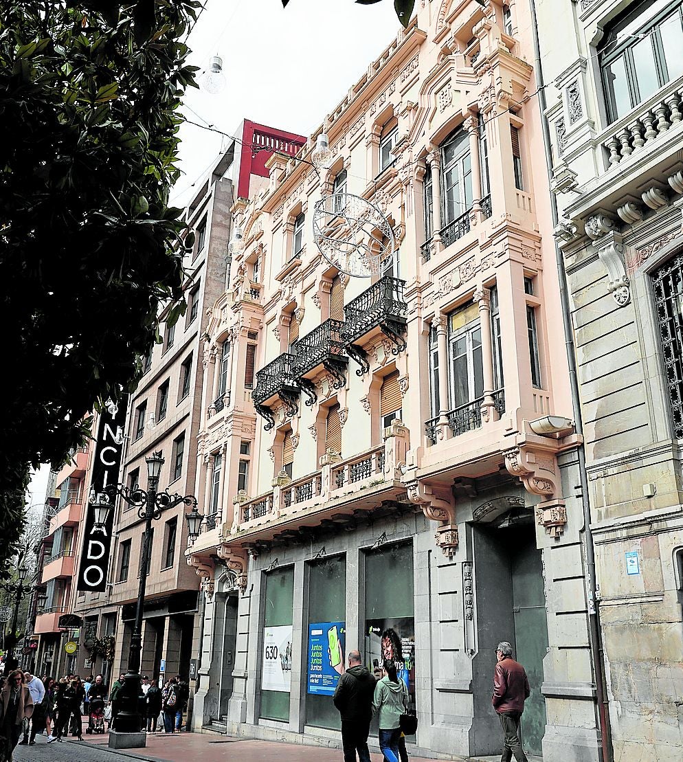 El inmueble del número de la calle San Francisco está a la venta. a. piña