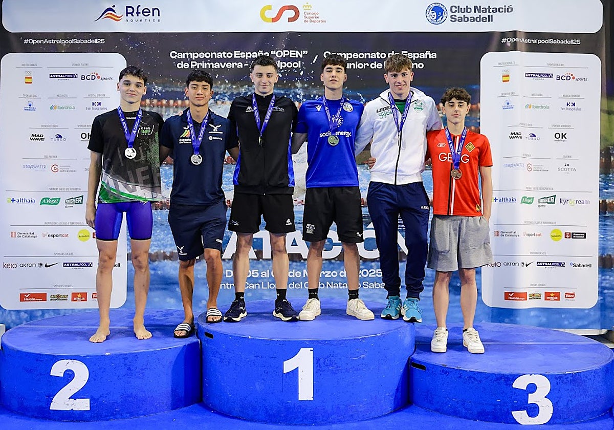 Yago Rodríguez, en el podio de 200 mariposa.