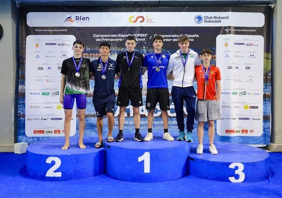 Yago Rodríguez, en el podio de 200 mariposa.