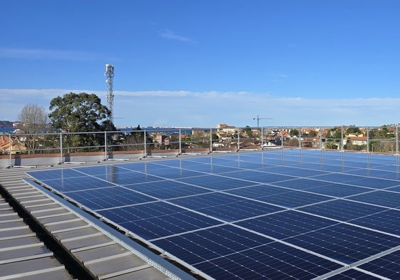 Instalación fotovoltaica de TotalEnergies en la cubierta del pabellón central del recinto ferial Luis Adaro.